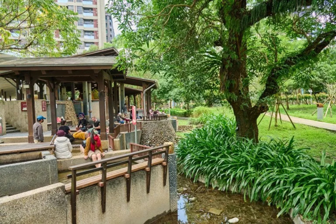 遊闖完可愛的萌兔兔後，捲起褲管泡著免費的足湯最愜意。（圖/ 行遍天下）