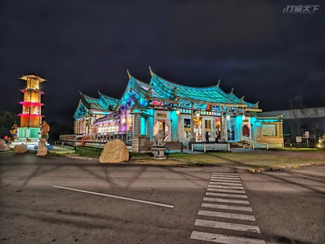 晶瑩剔透建築外觀在夜色的映襯下更顯得華麗。（圖/ 行遍天下）