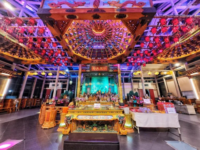 玻璃媽祖廟的八卦藻井LED七彩燈光千變萬化。（圖/ 行遍天下）