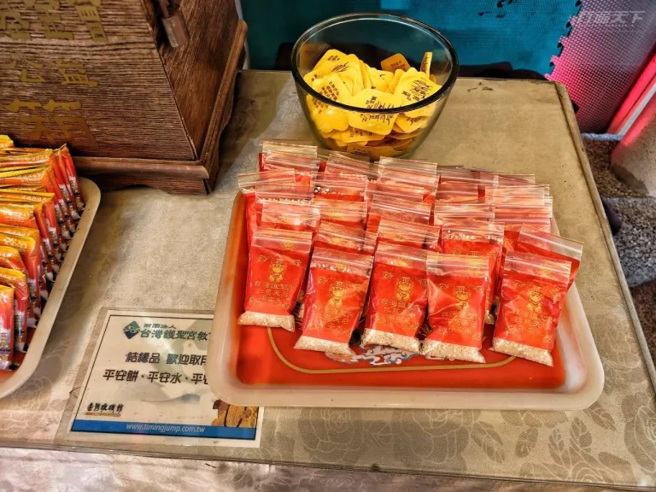 現場可以祈求平安米或平安餅把福氣帶回家。（圖/ 行遍天下）