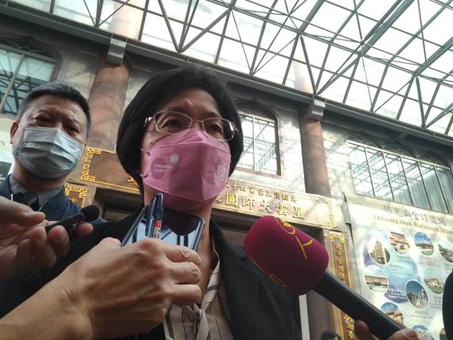 佛光山开山宗长星云大师5日圆寂，让全球信眾不舍，各界人士纷纷前往吊唁，彰化县长王惠美今天下午特别南下高雄佛光山吊唁星云大师，对大师一辈子为佛法及台湾公益奉献，深感敬佩。(林雅惠摄)