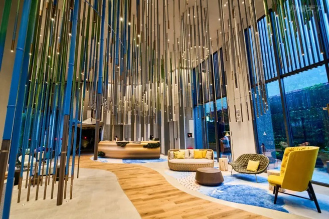 大廳以穿梭竹林為意象，櫃檯則是象徵著阿里山精神的神木。（圖/ 行遍天下）