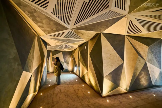 穿梭過廊道，搗小米的聲音、台灣藍雀叫聲，踩過枯樹葉的嘎嘎聲，都濃縮在這裡。（圖/ 行遍天下）