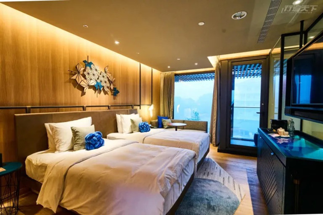 房間以台灣藍雀藍色與紅色為區分，床頭的台灣藍雀燈更是巧思。（圖/ 行遍天下）