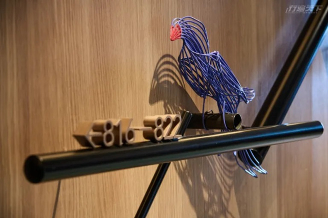 電梯入口台灣藍雀守候著每位旅人到來。（圖/ 行遍天下）