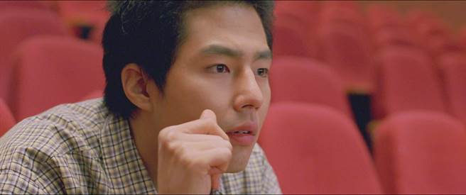 趙寅成飾演的話劇社前輩，是女孩們的心儀對象。（甲上提供）