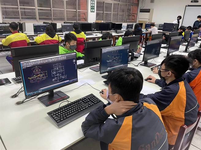 光启高中寒假技职营队，培训近200名国中选手。(校方提供／蔡依珍桃园传真)