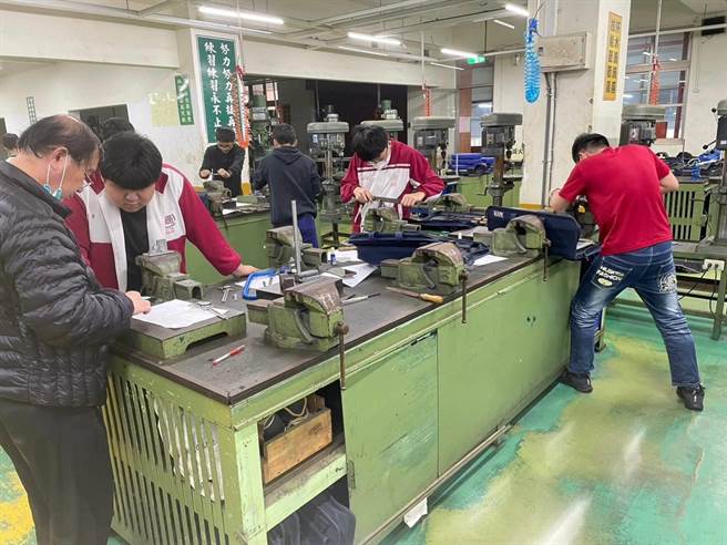 光启高中寒假技职营队，培训近200名国中选手。(校方提供／蔡依珍桃园传真)