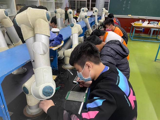 光启高中寒假技职营队，培训近200名国中选手。(校方提供／蔡依珍桃园传真)