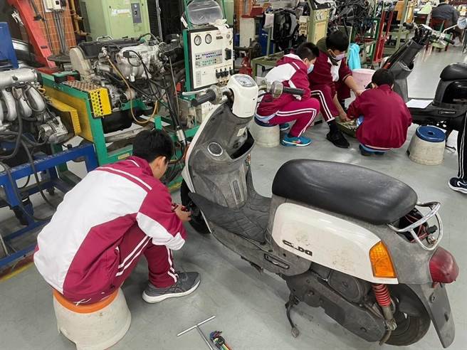 光启高中寒假技职营队，培训近200名国中选手。(校方提供／蔡依珍桃园传真)