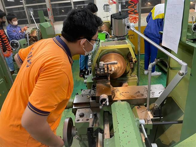 光启高中寒假技职营队，培训近200名国中选手。(校方提供／蔡依珍桃园传真)