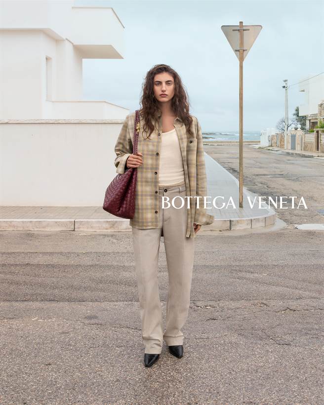 Bottega Veneta 以品牌經典的編織工藝 intrecciato 打造Andiamo 系列托特包。（Bottega Veneta提供）
