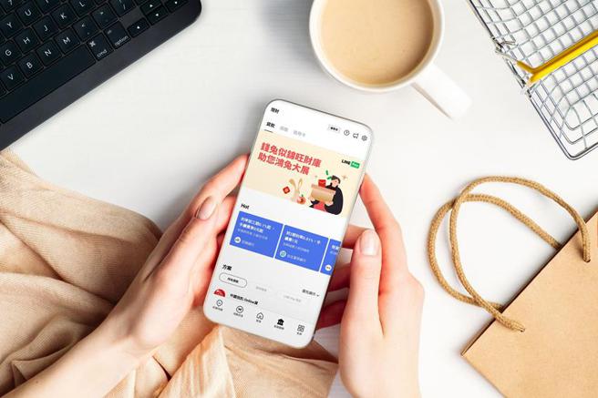 行动支付LINE Pay以「信用卡、贷款、保险」3大理财热门资讯打造一站式金融平台，聪明理财一站完成。 (图／LINE Pay提供)
