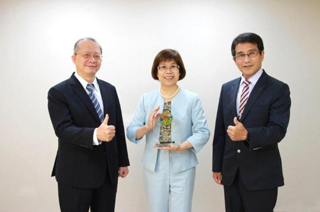 彰化銀行努力實踐永續願景，持續推動ESG有成，中為董事長凌忠嫄，左為總經理周朝崇，右為副總經理陳斌。（圖／彰化銀行提供）