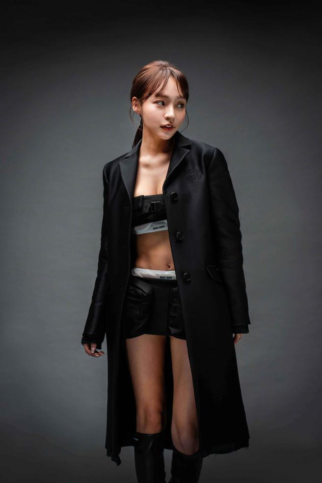 林襄坦言爆红压力大、没有私生活，不过感谢粉丝对她的喜爱、关注，透露近期正接触戏剧课，希望未来能够尝试校园浪漫类型的戏剧演出，Miu Miu 细肩带短上衣，5万5000元 、黑色短裙4万8000元、Nappa 皮革露趾长靴7万元。黑色排扣大衣、内搭内衣、棉质内搭裤，价格店洽。（服装/MIU MIU、摄影/石智中、妆髮/Candice翊轩）