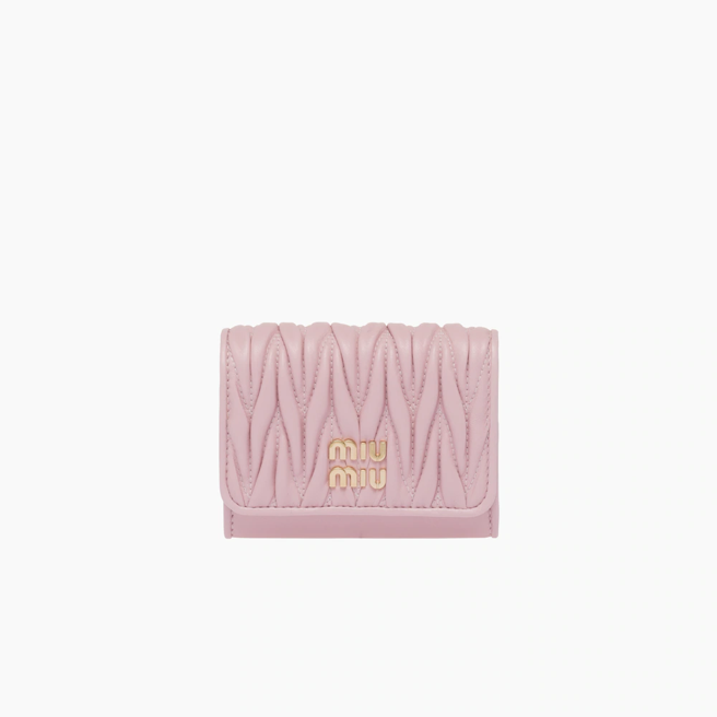 Miu Miu Matelassé纳帕软皮革卡片套，1万5000元。(Miu Miu提供)