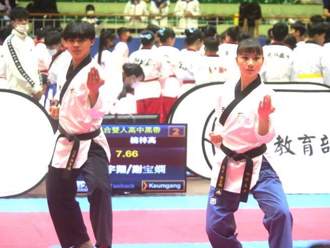 楠梓高中许宇翔（左）／谢宝娴（右）夺下111学年全中锦混合双人高中组金牌。（大会提供）