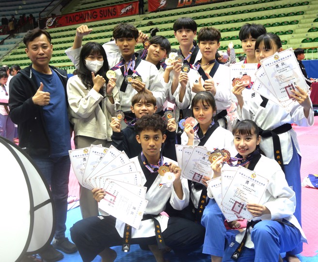 楠梓高中包办111学年全中锦高男高女团体双料冠军。（大会提供）