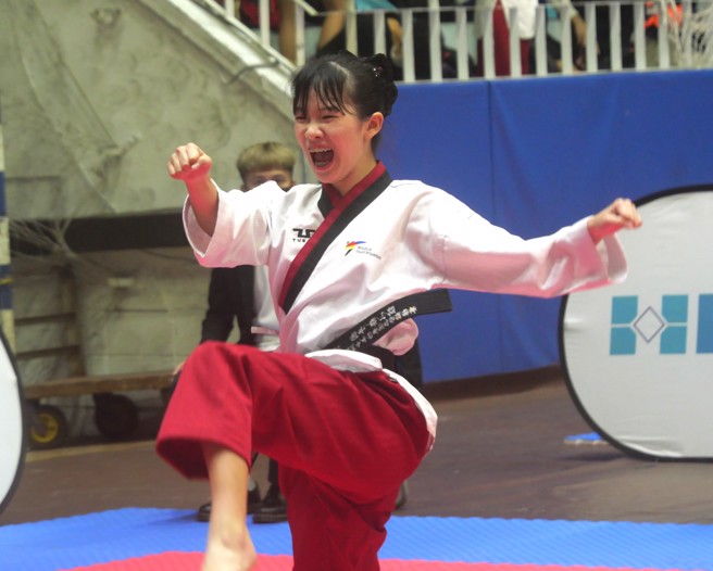 台中西苑高中张以諠在111学年全中锦摘下双金。（大会提供）