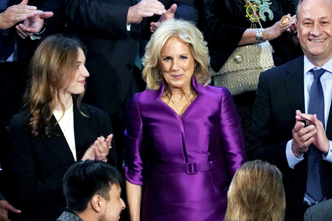 美国第一夫人吉儿（紫衣者）进场时，疑似与副总统贺锦丽夫婿任德龙（右）「嘴对嘴亲亲」。（图／美联社）