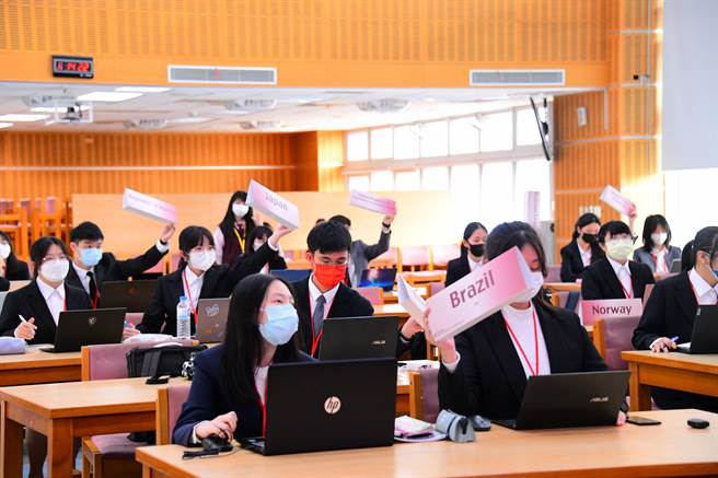 2023南山高中模拟联合国NSMUN邀请112名高中生参与自2月8日至10日三天两夜的模拟联合国会议，以中英文方式共同讨论全球议题。（南山高中提供）