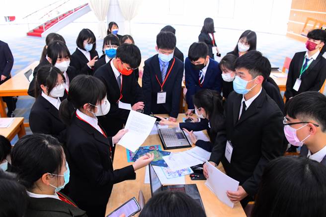 2023南山高中模拟联合国NSMUN邀请112名高中生参与自2月8日至10日三天两夜的模拟联合国会议，以中英文方式共同讨论全球议题。（南山高中提供）