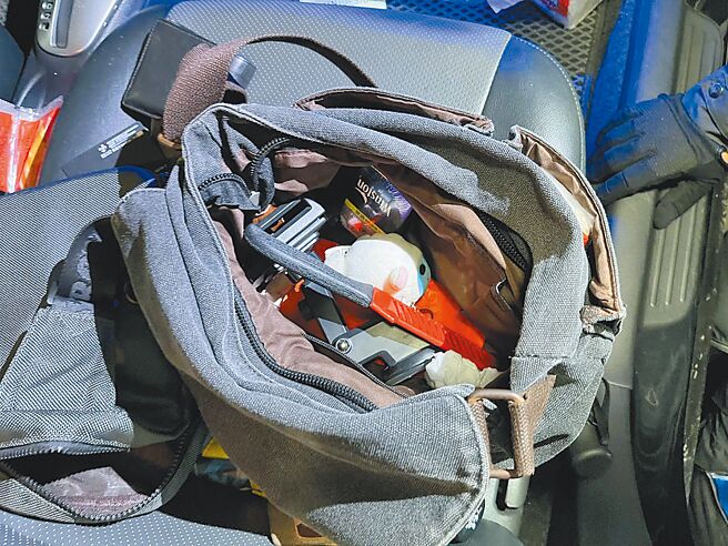 警方在汪男自小客车上查获疑似凶刀。（警方提供／廖素慧嘉市传真）全国各县市安心专线1925