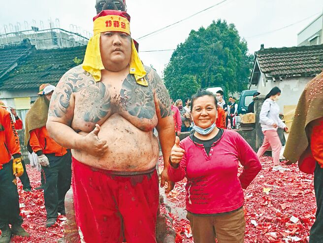 體重170公斤的周彥勳初次扮肉身邯鄲，動用10人扛轎，才順利完成任務。（周彥勳提供／莊哲權台東傳真）