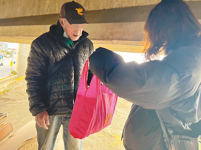 新北市三重区重新桥、中山桥、忠孝桥及中兴桥常有街友穴居于此，市府每周都会派志工访视。（新北市社会局提供／蔡雯如新北传真）