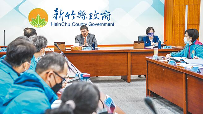 新竹縣長楊文科（中）7日在主管會報公布58項簡政便民措施。（羅浚濱攝）