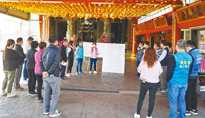 立委楊瓊瓔7日上午於潭子區大富宮前，舉辦大豐路與大富路自來水管線汰換工程說明會。（陳世宗攝）