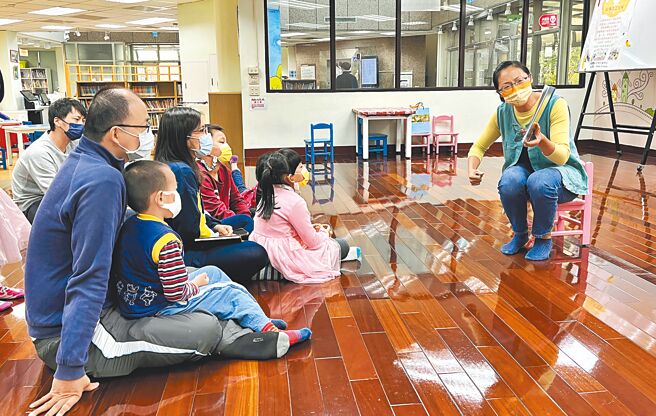 嘉义市世贤图书馆说故事推广母语文化。（嘉义市政府提供／廖素慧嘉市传真）