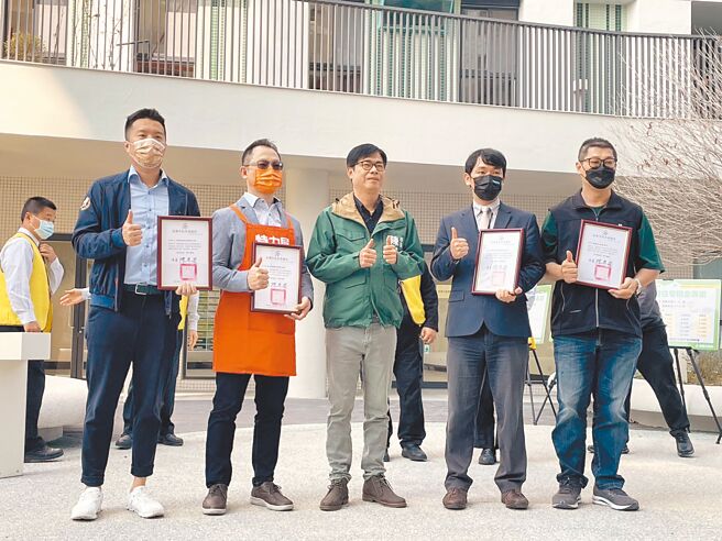 高雄市长陈其迈（中）7日宣布，每年囤房税收预计3亿元，将用来折减社宅月租、加码租金补贴户数、补贴首购贷款利息，希望落实居住正义。（高市都发局提供／袁庭尧高雄传真）