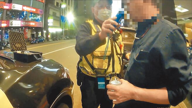 卫武营国家艺术中心副总监郭远仙，5日晚间酒后开车上路，违规左转遭员警盘查，并实施酒测，酒测值0.31超标，讯后依公共危险罪嫌移送法办。卫武营证实并表示将依内部规章，给予惩处。（翻摄照片／崔正纲高雄传真）禁止酒驾 喝酒不开车