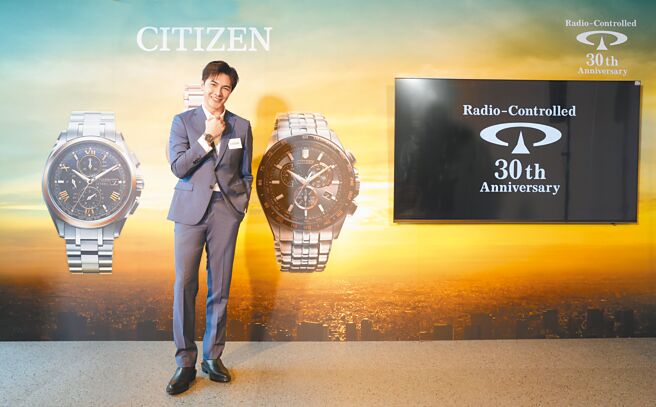 謝佳見佩戴CITIZEN為慶祝電波對時腕表問世30周年的全球電波對時腕表AT8254-61E，因外型、功能和價格符合需求，立馬納入收藏。（CITIZEN提供）