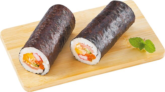 全联看准台湾人对日本文化兴趣浓厚，首度推出「七福神惠方卷」，即起至明（9日）前限定贩售，69元。（全联提供）