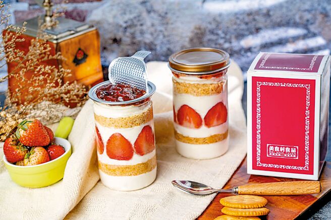 家乐福美食村易开罐草莓初鹿浓奶蛋糕，每罐119元。（家乐福提供）