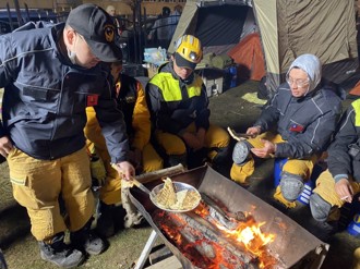 「台灣隊」零下5度搜救 冰霜下砍樹生火取暖 土耳其居民送烤餅暖心