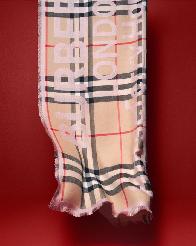 BURBERRY輕盈座標格紋桑蠶絲喀什米爾圍巾 霧灰緋紅，3萬2500元。（BURBERRY提供）
