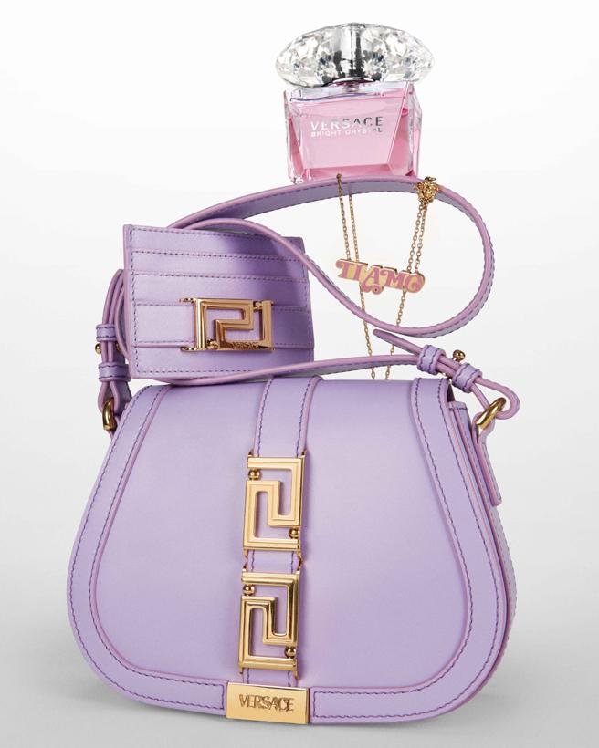 Versace情下經選系列，淺紫色 Greca Goddess 小肩背包、淺紫色 Greca Goddess 卡夾、飾以 Medusa 細節的網路獨家「TiAmo」情人節限定頸鍊，以及 Versace Bright Crystal 女士香水。（Versace提供）