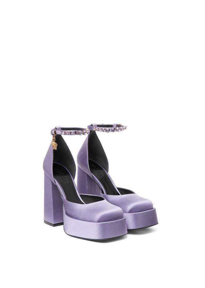 Versace Medusa Aevitas淺紫色厚底涼鞋，5萬3000元。（Versace提供）