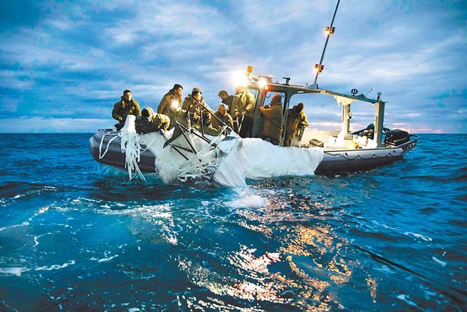 中国侦察气球越过美国领土，造成美中情势再度紧张。图为美军打捞击落的气球残骸。（路透）