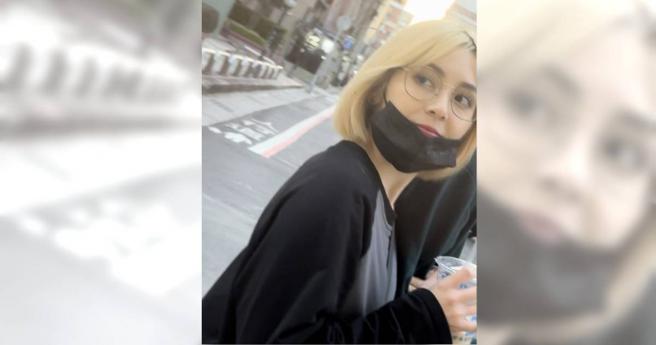 戴眼镜一身休閒打扮的吴兆弦，被目击在东区逛街。（图／读者提供）