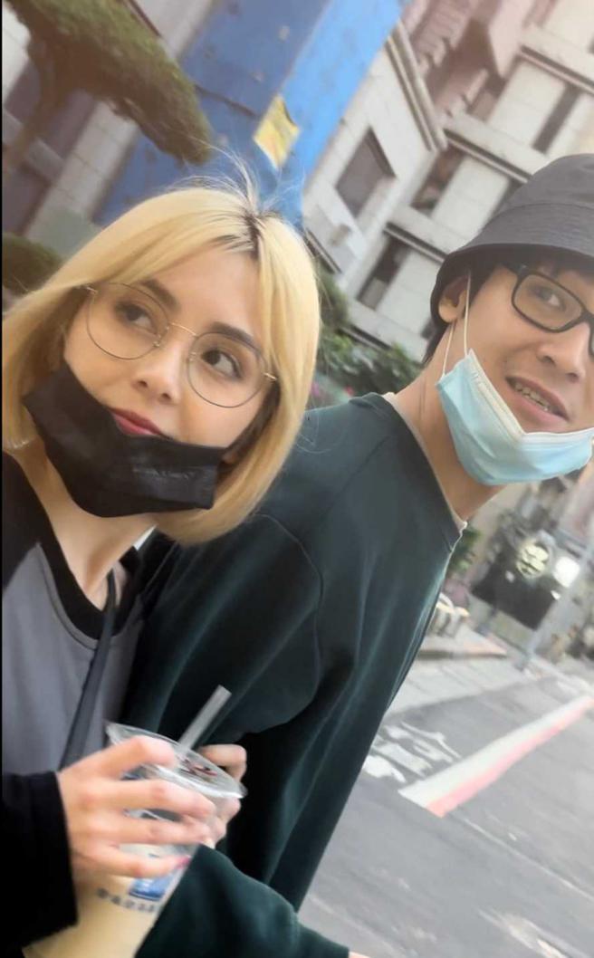 吴兆弦甜蜜勾着男性友人一同陪逛。（图／读者提供）