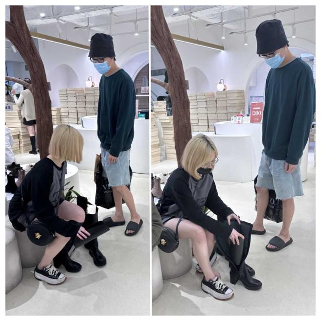 吴兆弦试穿长靴，男性友人在旁耐心陪伴。（图／读者提供）