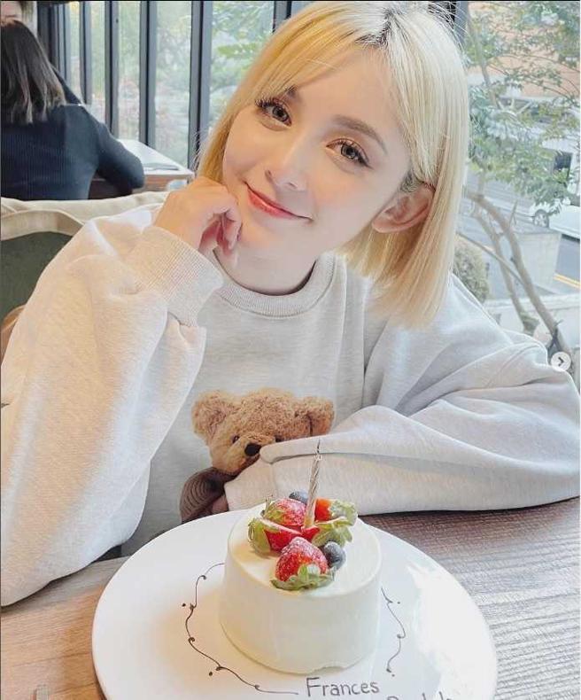 染了一头金髮的吴兆弦，分享美照很吸睛。（图／取自吴兆弦IG）