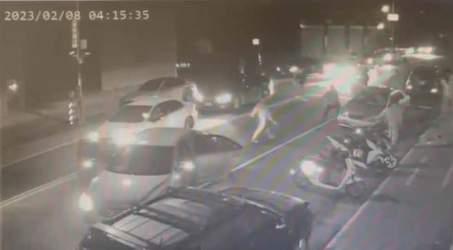 球棒队逞凶！林口10余黑衣人砸车秒落跑，警深夜逮8人。(林口分局提供)
