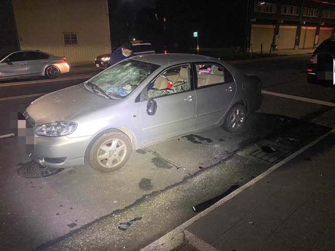 球棒队逞凶！林口10余黑衣人砸车，被砸车辆面目全非。(林口分局提供)
