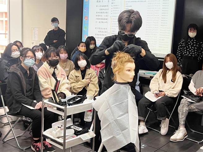 弘光科大美髮系办国际技能竞赛研习会，操作者示范染髮实务。(弘光科大提供)