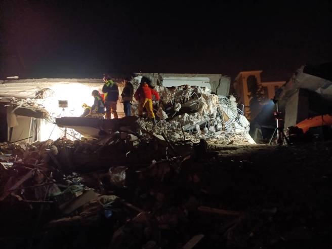 又有好消息！「台湾队」再度发现受困者，碎石机破坏楼板挖掘中。(消防署提供)